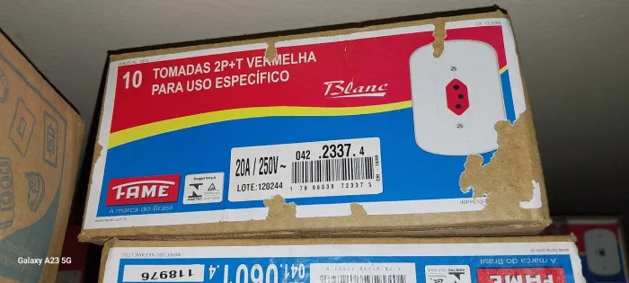Tomada vermelha 220v fame