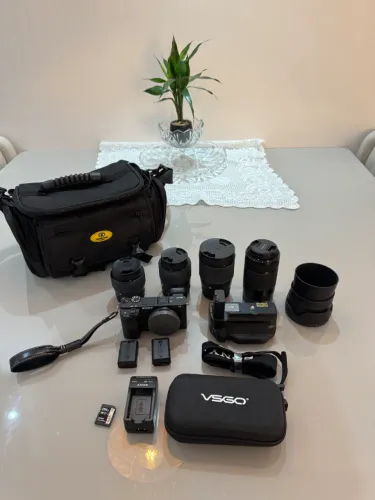 (Indisponível) Sony a6400 + Trio Sigma f/1.4 + Zoom 55-210mm - Kit Completo