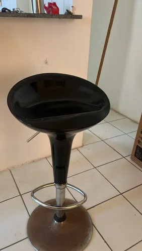 Vender uma cama de casal e duas cadeiras para bar