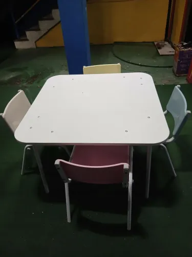 Mesa escolar com cadeiras infantil