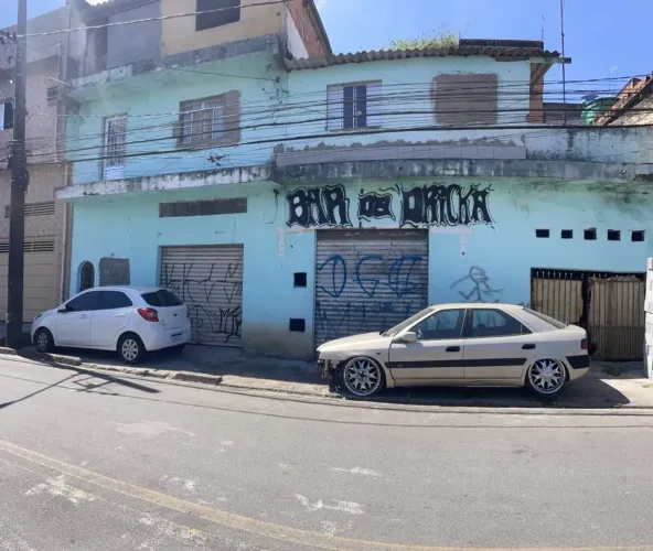 Três casas no mesmo quintal, mais dois salões comerciais