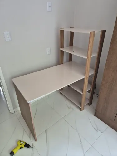 Artely Escrivaninha Match com Estante Lateral, Off White/Carvalho