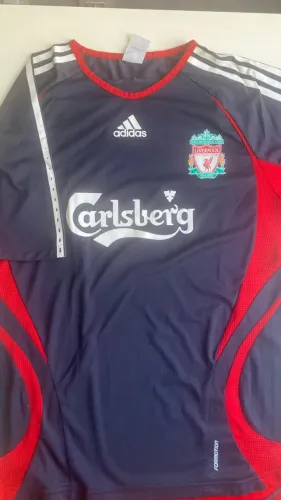 Camisa do Liverpool com patrocínio Carlsberg e fornecedora Adidas