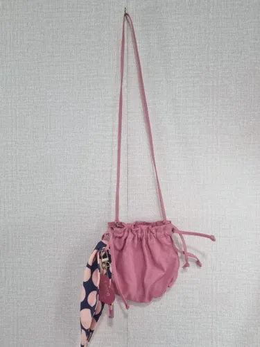 Bolsa de couro rosa transversal