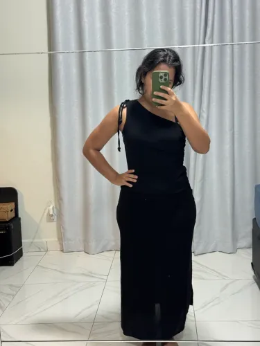 Vestido preto com fenda 