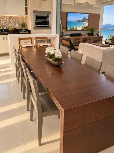 OPORTUNIDADE! Mesa de Jantar + Cadeiras + Aparador Alto Padrão