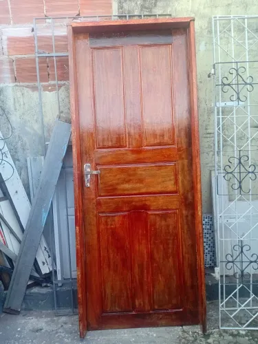 Porta de madeira completa