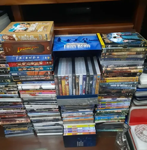 Lote de +/- 1.000 DVDs e CDs, em ótimo estado de conservação.