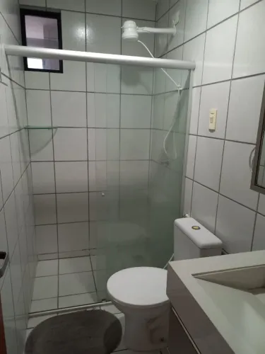 Vende-se box de banheiro de vidro incolor com 2 portas corrediças 1m x 0,80cm de altura 