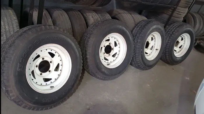 Rodas 15 com pneus Jeep Willys 