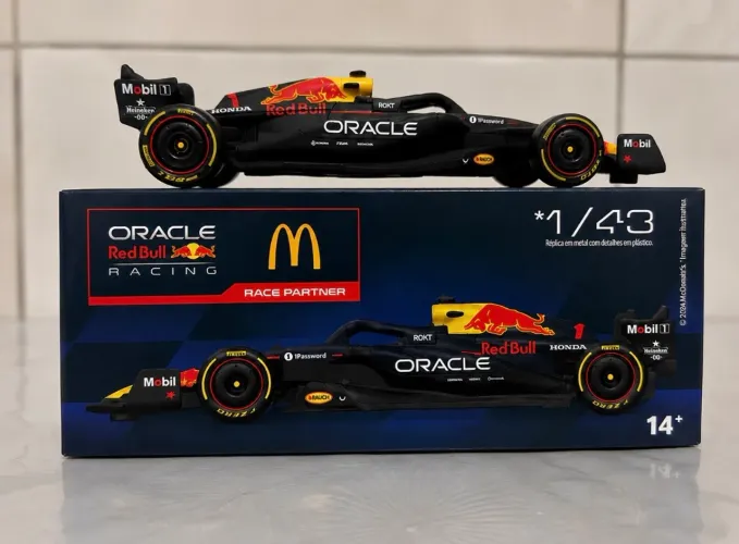     Miniatura Red Bull Racing F1 1:43 Nova e Lacrada