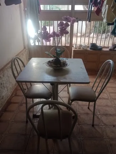 Vendo mesa de mármore com 4 cadeiras usada e com enfeite incluso, por R$ 300,00 reais.