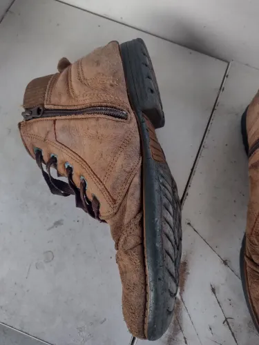 Bota de couro bem conservada