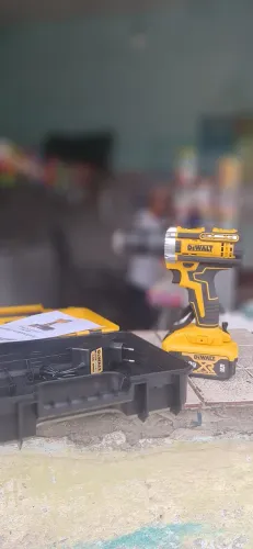 Parafusadeira dewalt 20v 5 amperes.