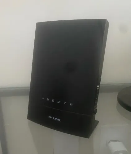 Roteador TP Link com antenas internas, cor black piano, estado de novo