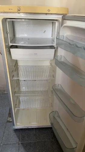 Electrolux 127v gelando normalmente, possui marcas de uso.