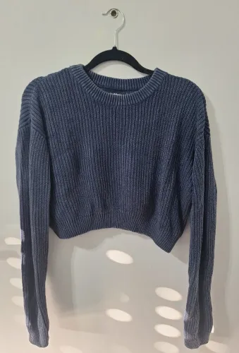 Suéter cropped tricô azul manga longa