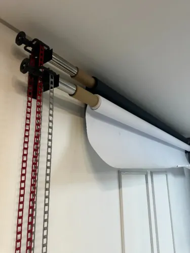 Suporte para rolo fotográfico duplo com corrente + 2 rolos (1 preto e 1 branco novos)