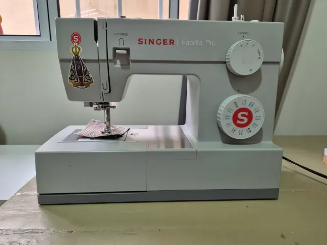 Maquina de costura singer facilita pro 4423 portátil cinza