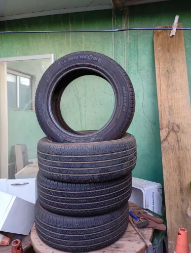 4 Pneus 1 mês de uso, aro 19