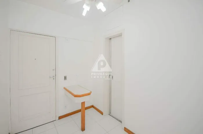 Sala comercial 25 mts, vista para o mar, 1 vaga de garagem, em Ipanema.