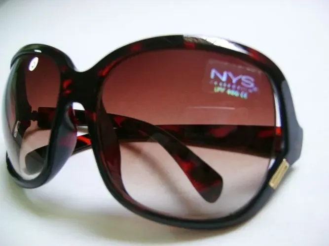 Oculos de sol Nys com uv. A lente é bem gostosa!!
