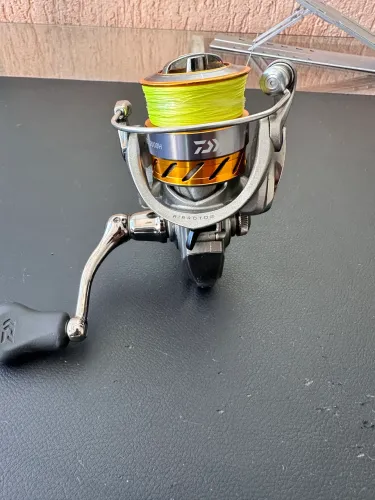 Molinete Daiwa Revros 2000H + Crown Finesse 8X