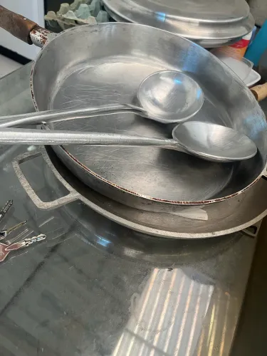 Vende duas frigideira grande e duas colheres grandes própria para restaurante