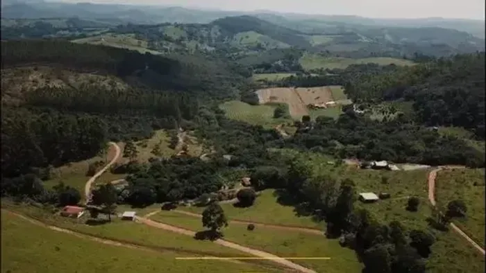 Fazenda em Oliveira-MG com pomar farto e vista deslumbrante pertinho da cidade