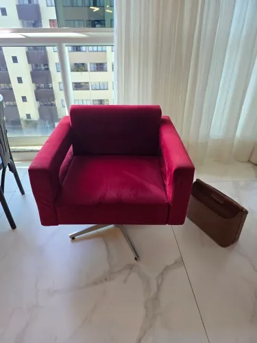 Poltrona em veludo vermelho