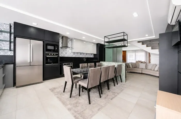 Casa com 3 suítes e 4 vagas no bairro Chácara das Pedras em Porto Alegre/RS