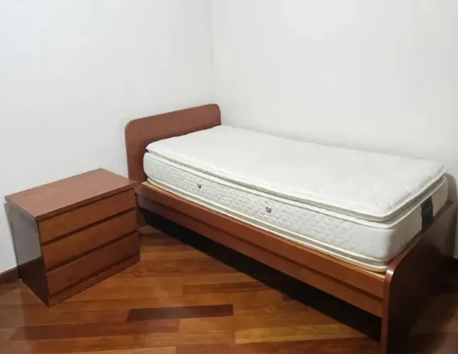CONJUNTO QUARTO SOLTEIRO. Cama madeira, Criado com 3 gavetas e colchão da foto.