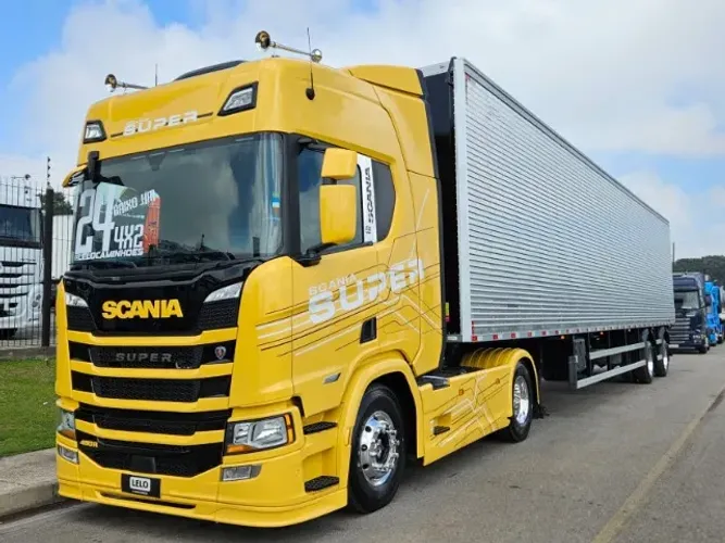 Scania R460 4x2 SUPER Ano 24 baixo km + Baú 2 Eixos Nostra 30 plt 15.40 x 2.90 c/pneus