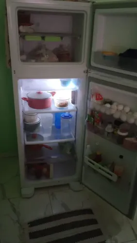 VENDO UMA GELADEIRA SEMI NOVA