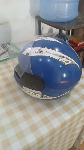 Capacete infantil azul com tamanho 54