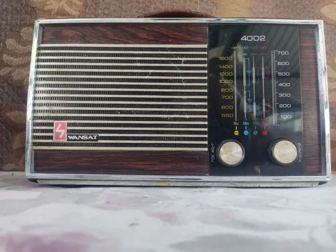 Rádio antigo WANSAT modelo 4002, fabricado em 1966,gabinete trabalhado em curvin. R$ 290.