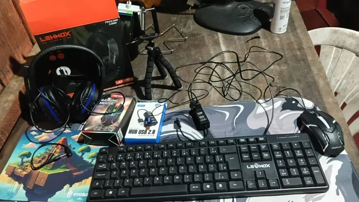 Kit teclado,mouse,hub USB 2.0,triple,fone de ouvido, e dois mouse pad