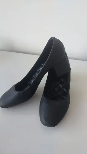 Scarpins femininos pretos de salto bloco da marca Mr. Cat.