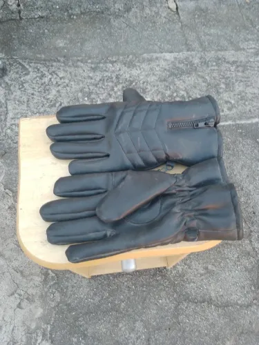 Par de luvas em couro para motociclista