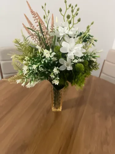 Vaso com flores artificiais