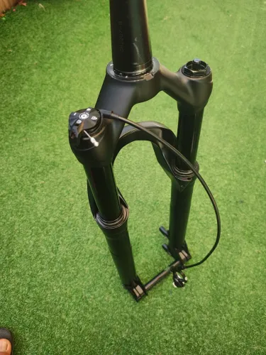 Suspensão manitou machete comp... Apenas 90 horas de uso...já revisada