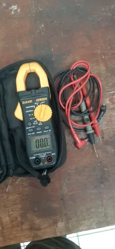 Alicate amperímetro multifuncional Hikari funcionando perfeitamente