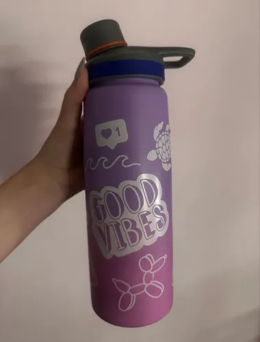 garrafa térmica de inox na cor lilás com estampa "good vibes".
