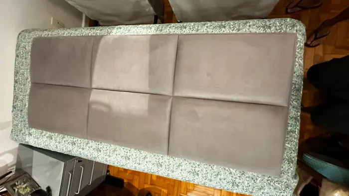 Cabeceira estofada inteiriça, para cama Queen size em acamamento swed cinza.