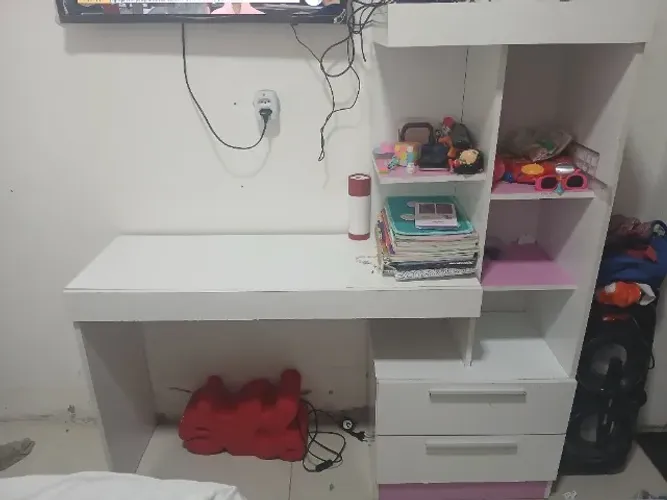 Escrivaninha com platileira e 2 gavetas