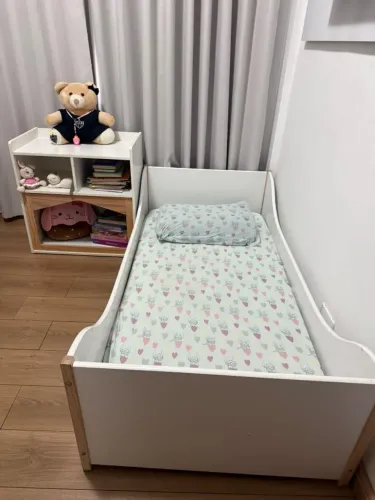 cama montessoriana com colchão e criado mudo