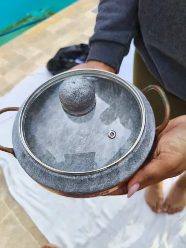 Frigideira de pedra sabão com tampa de vidro Bras'Art.
