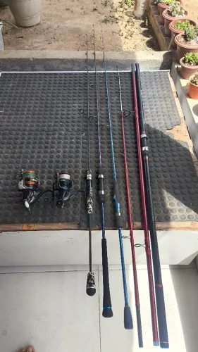 Varas de pesca, molinetes sonar Garmin Strike Plus e mais