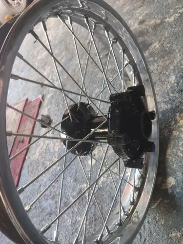 Roda Lander traseira sem nenhum empeno raios novos originais