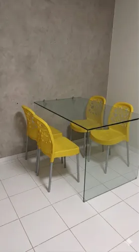 MESA COM CADEIRAS 